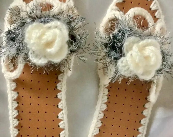 Chaussons - tongs  d’intérieur à semelles anti dérapant  ,fantasia crochet  et cuire noire ,pour femme.