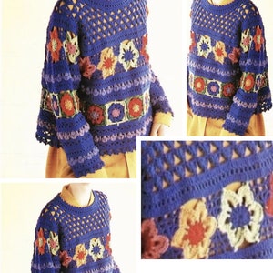 Może przedstawiać: Wzór na sweter na szydełku w kolorze niebieskim z kolorowymi kwiatowymi akcentami. Wzór jest dostępny w formacie PDF.