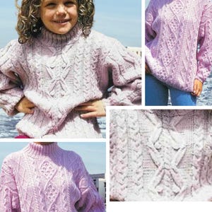 Peut inclure: Un pull à manches longues rose clair avec un col montant et un motif en tricot torsadé complexe avec des textures en forme de losange. Le vêtement est présenté sous plusieurs angles, incluant un gros plan du tricot et le texte Format PDF.