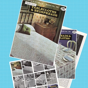 Peut inclure: Un livre de modèles de crochet vintage présentant une nappe de lit en crochet blanc avec un oreiller vert sur le dessus. La couverture du livre porte le titre "Priscilla Tablecloths & Bedspreads" et est de Coats & Clark's Book No. 164. Le livre est vendu 29 cents.