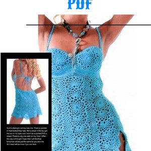 Könnte beinhalten: Ein Häkelkleid-Muster in Blau mit einem Häkel-Oberteil und einem Häkelrock. Das Muster ist für ein Kleid mit tiefem Rücken und hohem Ausschnitt. Das Kleid hat einen seitlichen Schlitz am Rock. Das Muster heißt "Modele PDF".