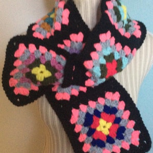 Chic écharpe petite,cachée col au crochet style boho ,hippie à carré grand - mère,multicolore acrylique doux / coton