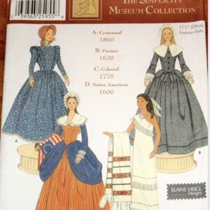 Peut inclure: Une pochette de patron de couture Simplicity pour poupées mannequin de 29 cm, référence 5913. Elle présente des illustrations de quatre tenues historiques : Centennial 1860, Puritan 1620, Colonial 1775 et Native American 1600, de la collection Museum.