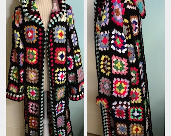 Cappotto chic - Cardigan all'uncinetto in stile boho con un quadrato della nonna, lana acrilica multicolore