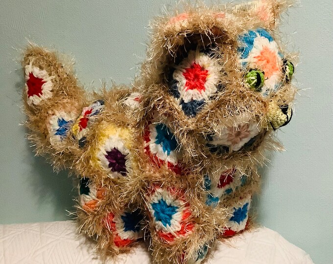 Amigurumi, peluche chat au crochet (motifs fleurs africaines), Taille environ 50x40 cm.