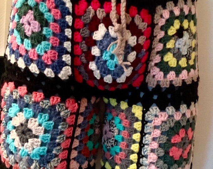 Chic little multicolored fancy shorts with grandmother's square, boho style, hippie, acrylic / wool yarn