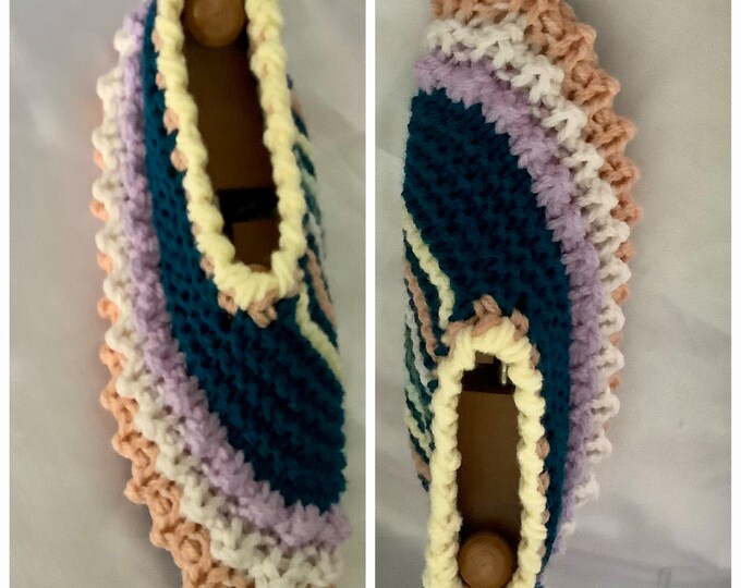 Sur commande Modèle unique.Chic chaussons d’intérieur ,fantaisie multicolores,fait main en tricot,fil laine/acrylique