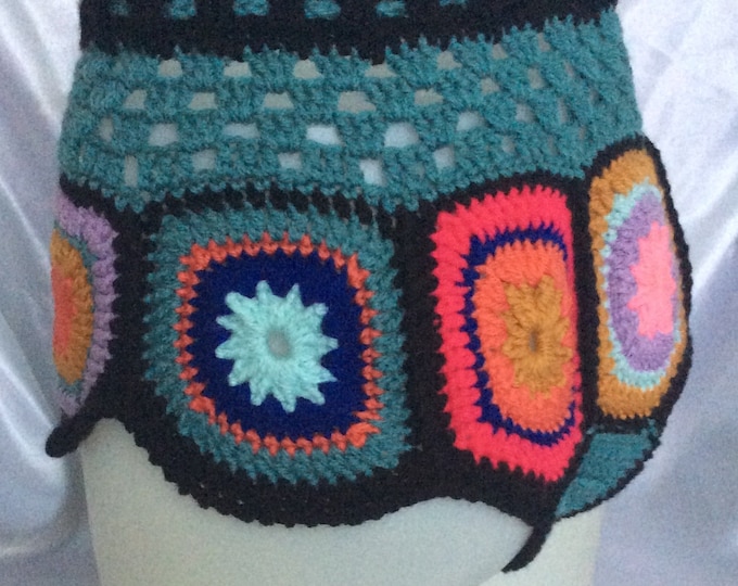 Chic little multicolored fancy shorts with grandmother's square, boho style, hippie, acrylic / wool yarn