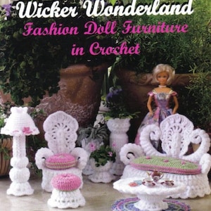 Può includere: Un libro di modelli all'uncinetto per realizzare mobili per bambole. La copertina presenta una bambola seduta su un divano all'uncinetto, con altri mobili all'uncinetto, tra cui una sedia, un tavolo e una lampada. Il titolo del libro è "Wicker Wonderland Fashion Doll Furniture in Crochet".