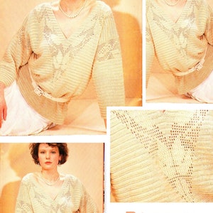 Peut inclure: Un modèle de crochet pour un pull crème avec un motif ajouré. Le modèle est disponible en téléchargement PDF. L'image montre une femme portant le pull dans trois poses différentes.