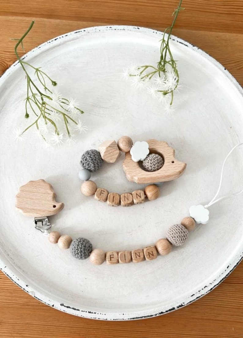 Geschenkset Schnullerkette mit Name und weißem Herz oder Wolke Greifling mit Name, weißem Herz oder Wolke Bild 3