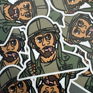 Op de afbeelding: Een set van vier stickers met cartoon soldaten met camouflage uniformen, geweren en de tekst "Strike Force" en "Army".