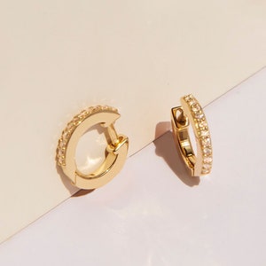 Diamant Hoop Ohrringe / 14k Solid Gold / 0,10 Ct Genuine Diamond Huggie Creolen für Frauen / Solid Gold Tiny Creolen / Zierlicher Schmuck für Frauen