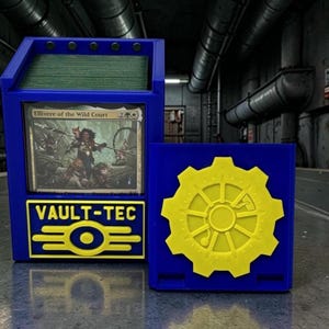 Pu&ograve; includere: Una scatola blu per riporre carte con il logo Vault-Tec giallo e un design a ingranaggi giallo. La scatola contiene una carta con la scritta "Ellivere of the Wild Court". La scatola &egrave; progettata per contenere carte collezionabili.