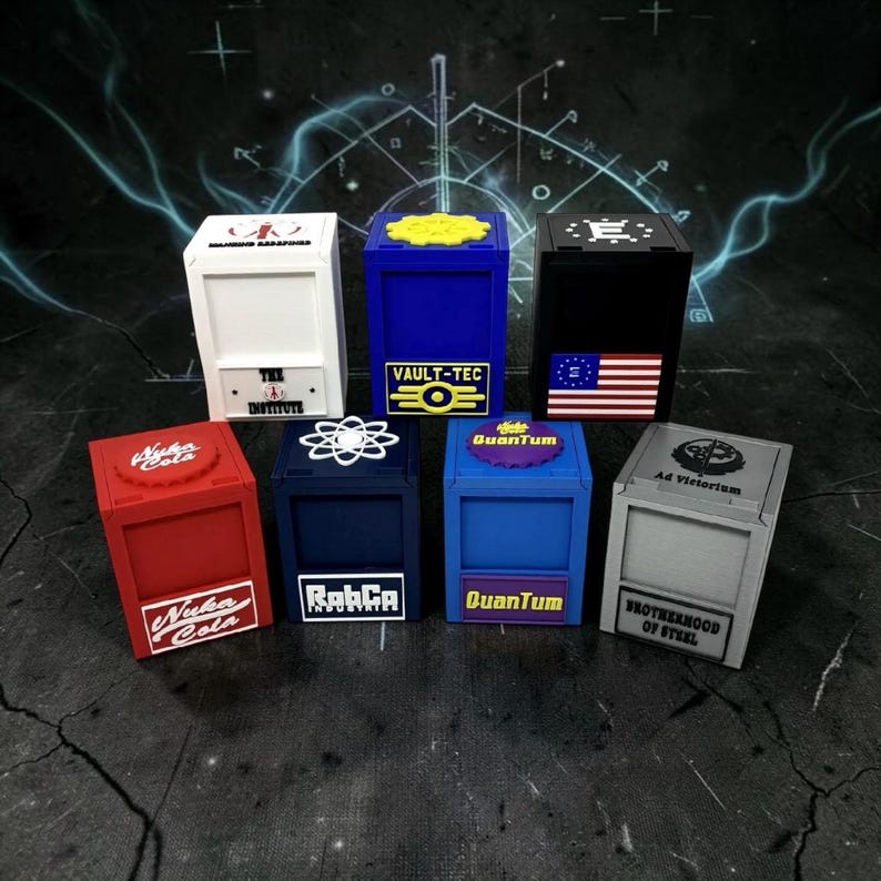Pu&ograve; includere: Sette scatole rettangolari colorate con vari loghi e testo. Le scatole sono rosse, bianche, blu, nere e grigie. Il testo include "Nuka Cola", "Vault-Tec", "The Institute", "RabCa", "Quantum", "Brotherhood of Steel".