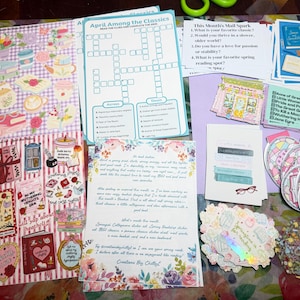 Puede incluir: Una colección de artículos de papelería con temática literaria, que incluye pegatinas, tarjetas y un crucigrama. Los artículos presentan diseños florales y relacionados con libros en colores pastel, perfectos para el diario y el scrapbooking.
