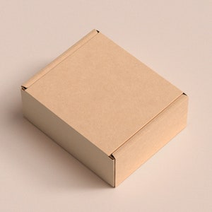 Mockup de Boîte d'Envoi en Carton Photoshop : Emballage Parfait pour Vos Créations