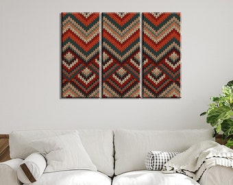 Puede incluir: Un conjunto de tres impresiones en lienzo que presenta un patrón geométrico en tonos de rojo, naranja, verde y blanco. El patrón se asemeja a una tela tejida con un diseño de chevron.