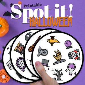 Puede incluir: Juego imprimible de Halloween Spot It! con tarjetas circulares con ilustraciones espeluznantes. Las tarjetas se sostienen en una mano, sobre un fondo púrpura con decoraciones de Halloween. El juego incluye imágenes de una bruja, una lápida y un vampiro.