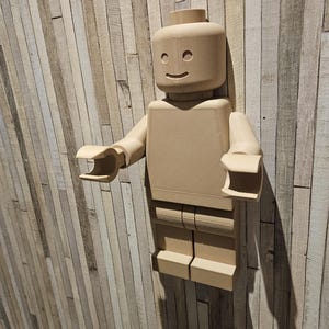 Idea regalo gigante in carta igienica con statuina in legno
