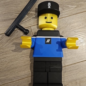 Statuina gigante "big brick style" idea regalo di carta igienica gendarme