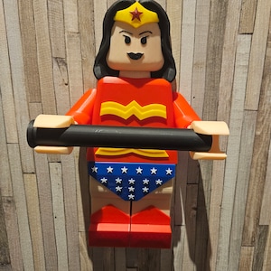 Statuina gigante "stile big brick" idea regalo di carta igienica wonderwoman