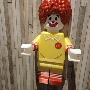 Personaggio in stile "Big Brick" con carta igienica gigante, idea regalo Ronald McDonald