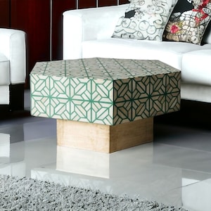 Könnte beinhalten: Ein sechseckiger Couchtisch mit einem geometrischen Muster in Grün und Weiß auf der Oberseite. Der Tisch hat ein Holzgestell.