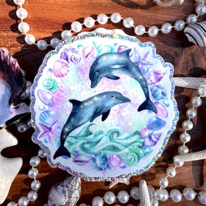 Pegatina holográfica de delfín: vinilo con vida marina pastel, conchas y olas. Bonita pegatina playera para portátil.