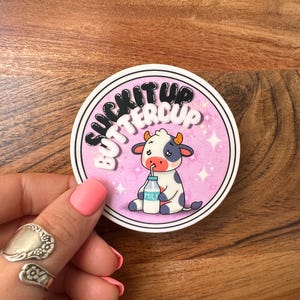 Sticker vache renoncule Suck it up. Sticker vache à lait aux fraises mignon. Sticker vache noir et rose avec des fraises. Sticker vache mignonne