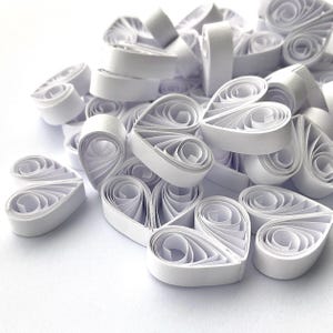 Piccoli cuori di carta, decorazioni da tavola, baby party, baby shower, riempitivi regalo, cameretta per bambini, ornamenti a forma di cuore, decorazioni a forma di cuore, arte quilled 3D