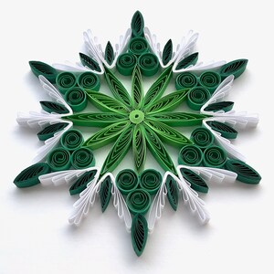Stella di carta da 4,3", arte quilled, fiocco di neve quilled, ornamento natalizio, decorazione natalizia, arte sospesa, mandala quilled, arte 3D, arte di carta