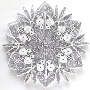 Stella di carta da 4,3", arte quilled, fiocco di neve quilled, ornamento natalizio, decorazione natalizia, arte sospesa, mandala quilled, arte 3D, arte di carta