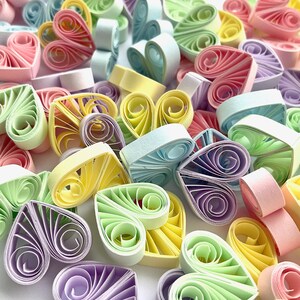 Piccoli cuori di carta, decorazioni da tavola, baby party, baby shower, riempitivi regalo, cameretta per bambini, ornamenti a forma di cuore, decorazioni a forma di cuore, arte quilled 3D