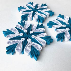 Stella di carta da 2,8", arte quilled, fiocco di neve quilled, ornamento natalizio, decorazione natalizia, arte sospesa, mandala quilled, arte 3D, arte di carta