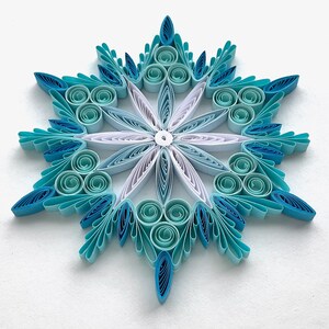 Stella di carta da 4,3", arte quilled, fiocco di neve quilled, ornamento natalizio, decorazione natalizia, arte sospesa, mandala quilled, arte 3D, arte di carta