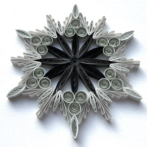 Stella di carta da 4,3", arte quilled, fiocco di neve quilled, ornamento natalizio, decorazione natalizia, arte sospesa, mandala quilled, arte 3D, arte di carta