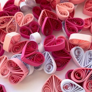 Piccoli cuori di carta, decorazioni da tavola, baby party, baby shower, riempitivi regalo, cameretta per bambini, ornamenti a forma di cuore, decorazioni a forma di cuore, arte quilled 3D