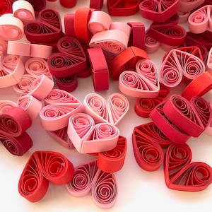 Piccoli cuori di carta, decorazioni da tavola, baby party, baby shower, riempitivi regalo, cameretta per bambini, ornamenti a forma di cuore, decorazioni a forma di cuore, arte quilled 3D