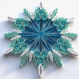 Stella di carta da 4,3", arte quilled, fiocco di neve quilled, ornamento natalizio, decorazione natalizia, arte sospesa, mandala quilled, arte 3D, arte di carta