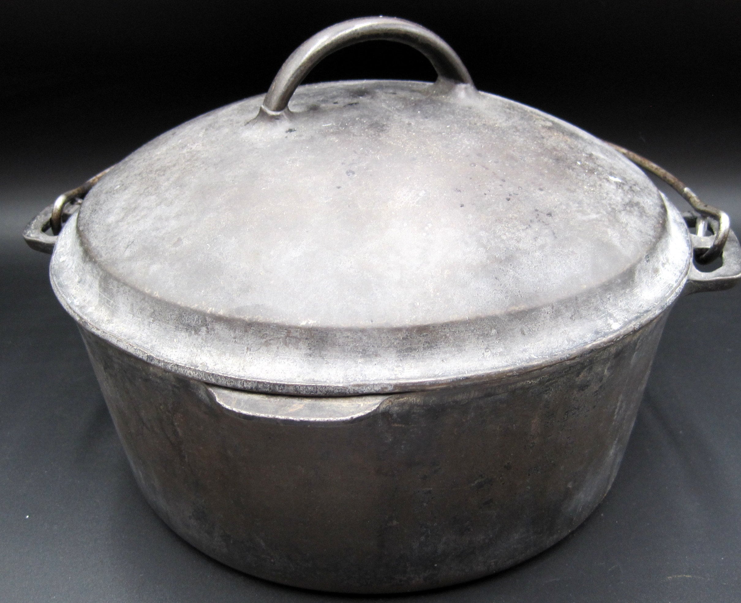 LODGE 4 QUART 10 CAST IRON DUTCH OVEN, LID LIFTER, RECIPE BOOKS, MORE -  sporting goods - by owner - sale - craigslist