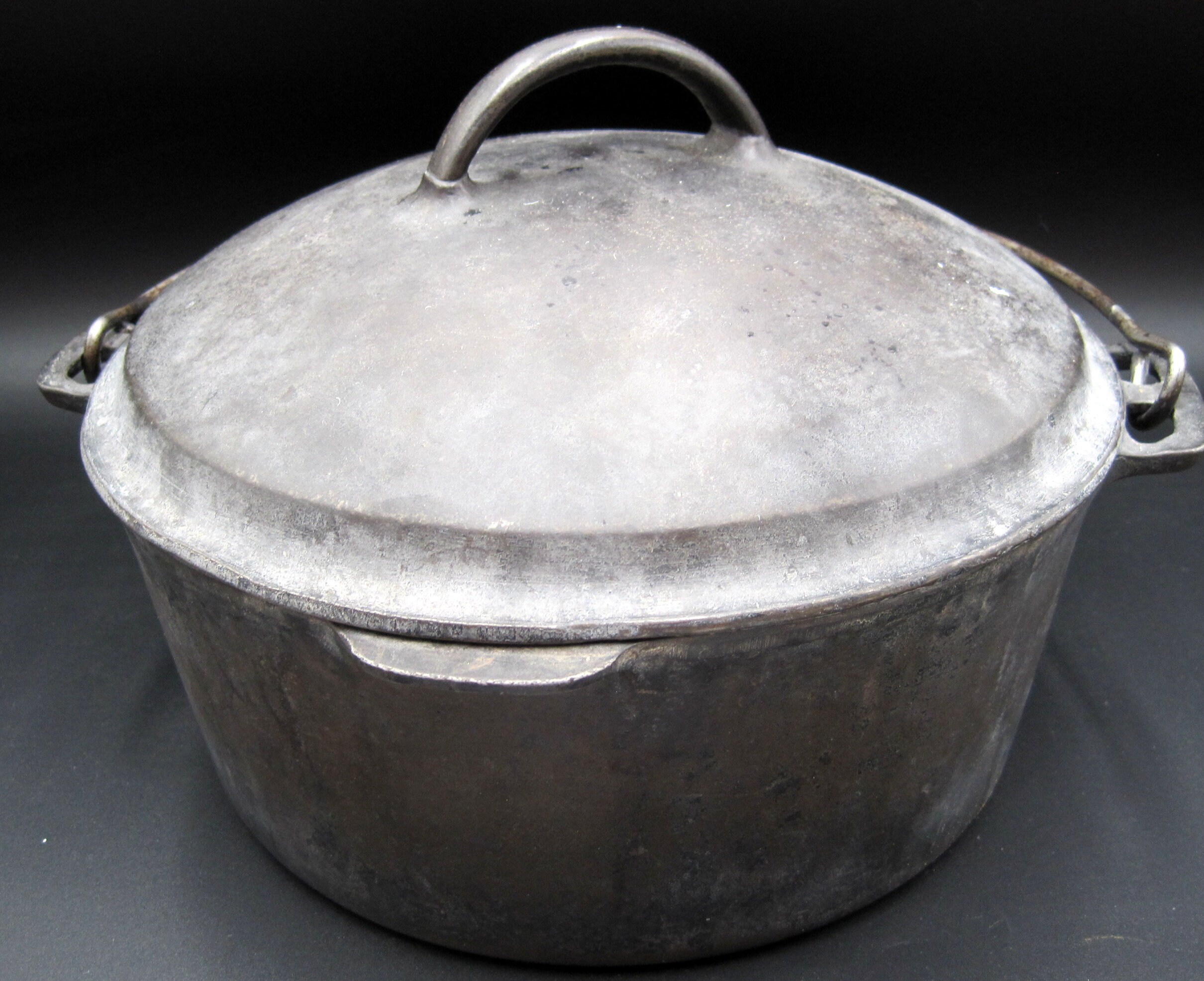 VINTAGE 5 QT CAST IRON DUTCH OVEN WITH HANDLE AND LID, TAIWAN, SELF BASTIN.