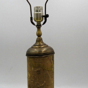 Lampe de table cylindrique vintage en laiton, enveloppée d'une carte du monde, 26 po. de haut