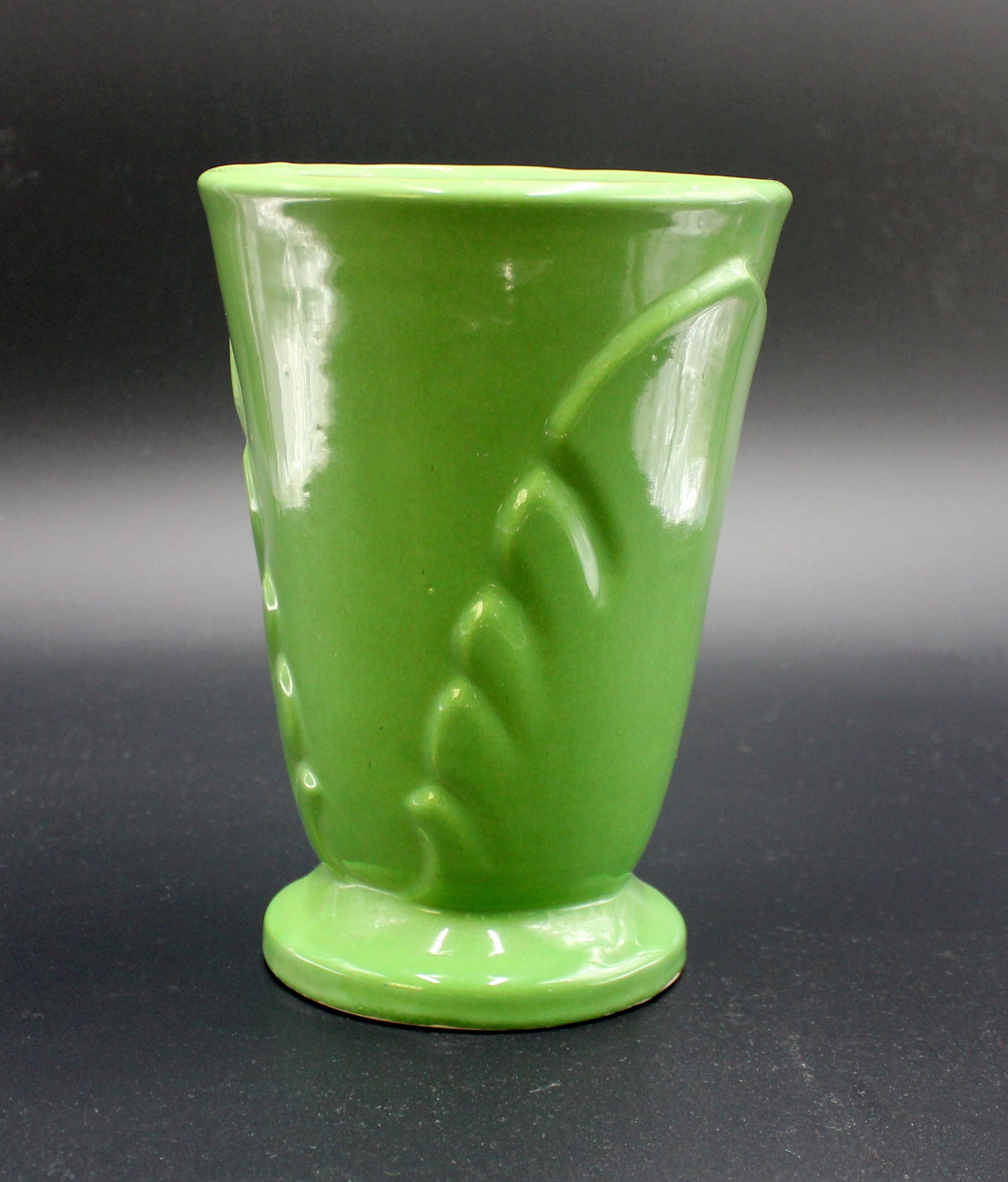 Large Vintage Mid Century MCM Green Leaf Motif Design Vase 8 1/2