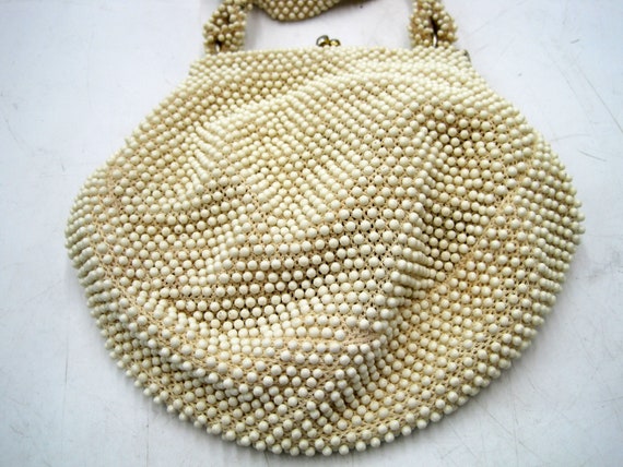 Vintage Beaded Cream Purse with Gold Hardware Kis… - image 3
