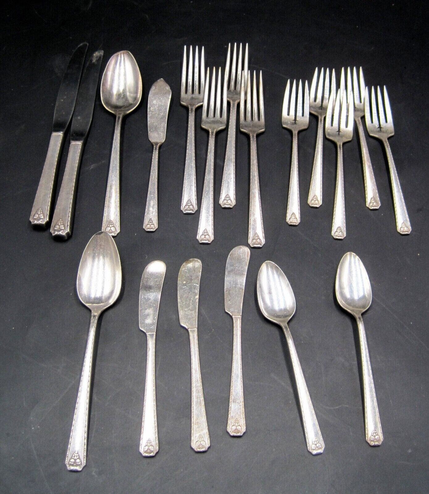19 Pieces Oneida BORDEAUX Prestige Silver Plate 1945 Silverware