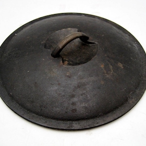 Vintage 12&quot; Cast Iron Dutch Oven/Skillet Lid Self Basting