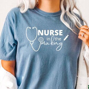 Chemise d&#39;infirmière Comfort Colors®, t-shirt Future Nurse, cadeau pour étudiantes en soins infirmiers, infirmière en devenir