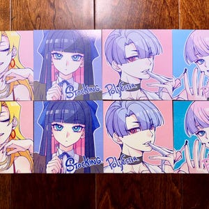 Könnte beinhalten: Acht Kunstdrucke im Anime-Stil. Jeder Druck zeigt einen anderen Charakter mit stilisierten Haaren und Augen. Die Drucke sind paarweise angeordnet, wobei jedes Paar eine andere Hintergrundfarbe hat. Die Drucke tragen die Wörter "Panty", "Stocking", "Polyester" und "Polyurethane".