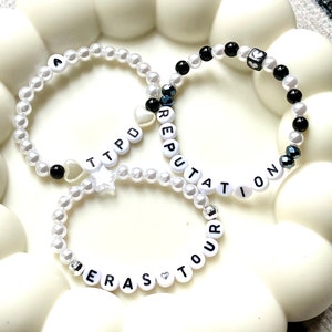 Schwarz-weißes Trio-Set mit 3 Armbändern – Swifties Eras Tour-Armbänder-Set – handgefertigt in den USA – einzigartiges Eras-Konzert-Geschenk